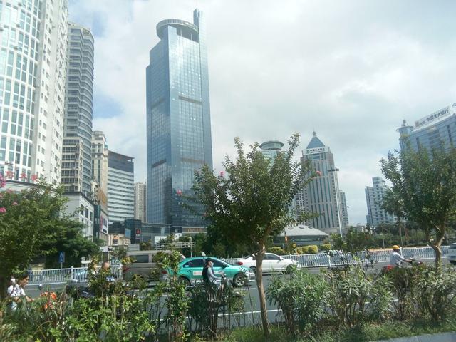 南寧金湖廣場(chǎng)，提供消聲器、靜壓箱、柜式離心風(fēng)機(jī)等通風(fēng)設(shè)備.jpeg